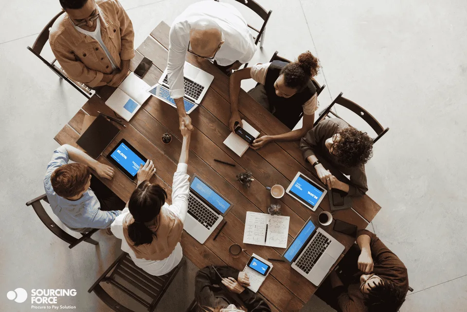 Professionnels réunis autour d’une table pour préparer un projet commun.