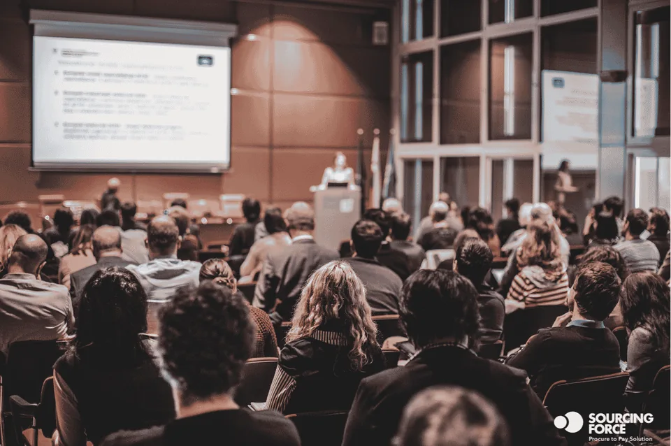 Public d’une conférence illustrant les activités de formation et d’accompagnement