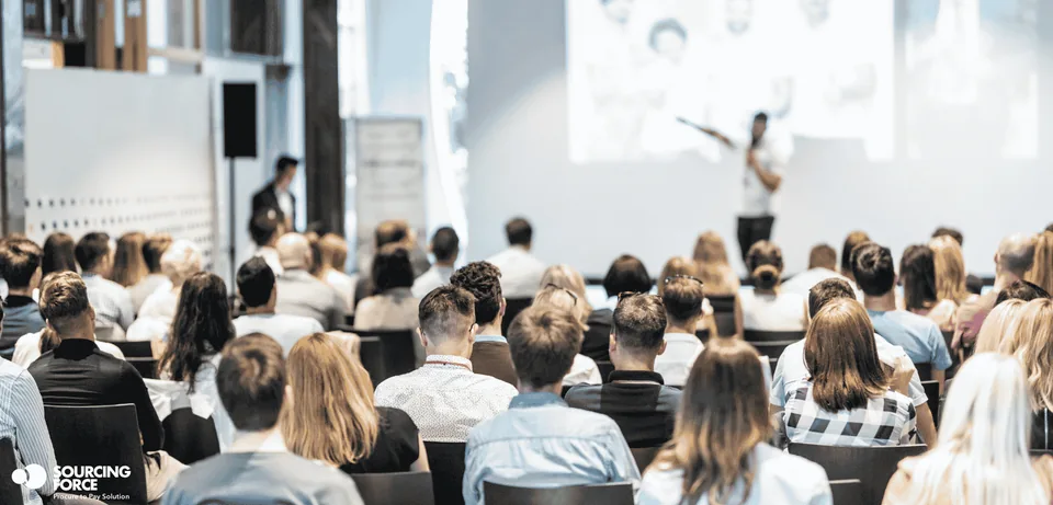Participants réunis dans une salle pour suivre une intervention de formation.
